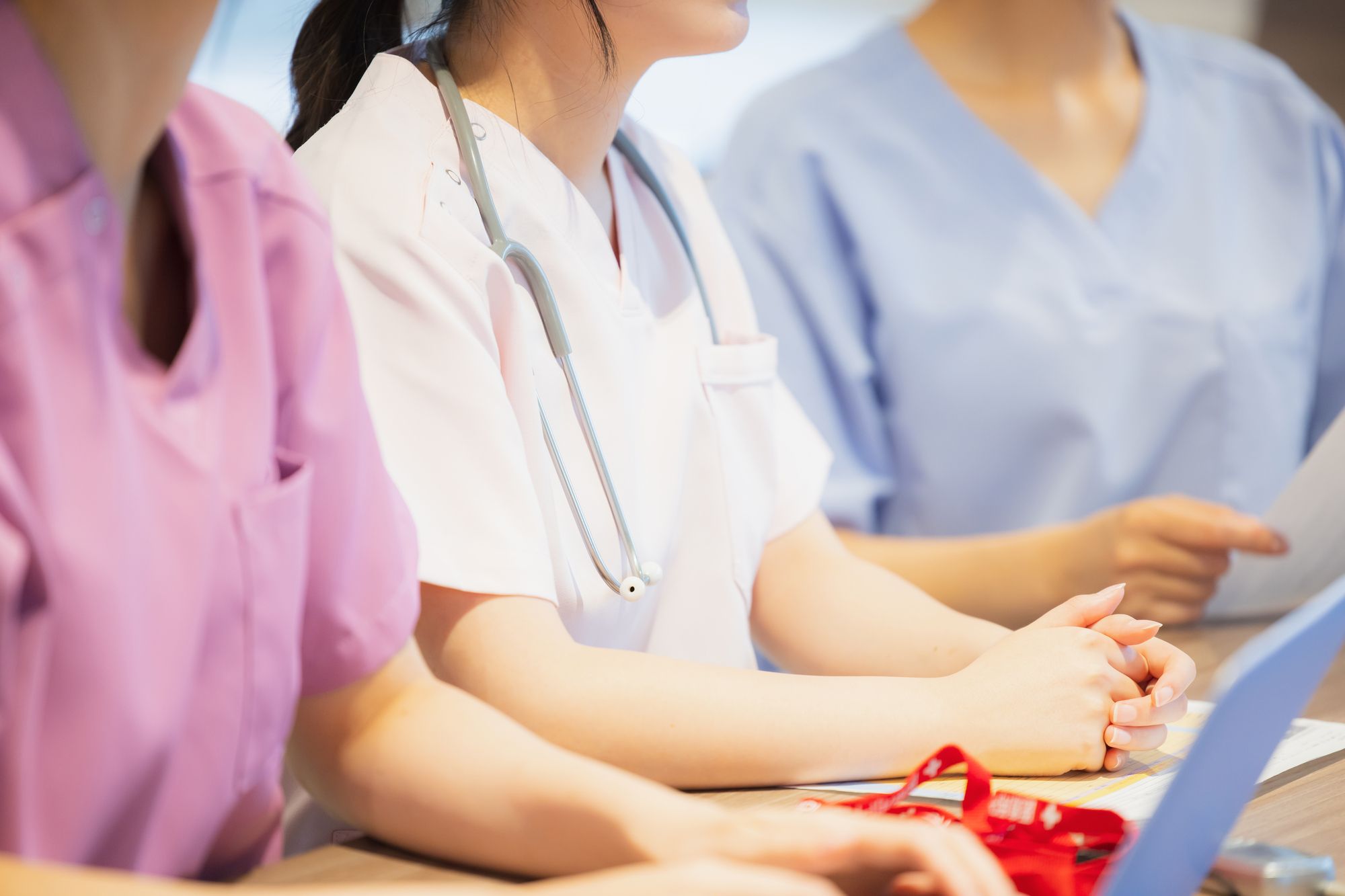 mihyonsong's tweet card. 無痛分娩は、妊婦さんにとって快適な「サービス」である以前に、高度な専門知識と厳格な管理体制を要する医療行為です。2025年10月からは東京都で費用の助成が始まっていますが、現場からは「需要先行」「質の担保ができない」という意見も出ています。医療現場は本当に、需要に追いついているのでしょうか。今回、産科医療の最前線に立つ４名の医師に、あえて匿名を条件に「公には言いにくい」現場のリアルな課題を語...