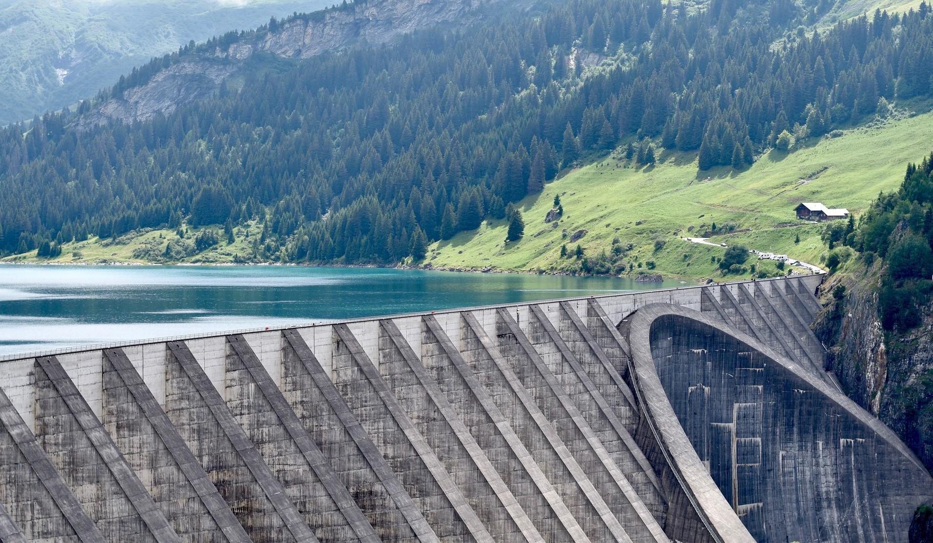 Rezatec's tweet card. Rezatec uses geospatial analytics for dam monitoring to detect risk, improve safety, and help prioritize dam maintenance.