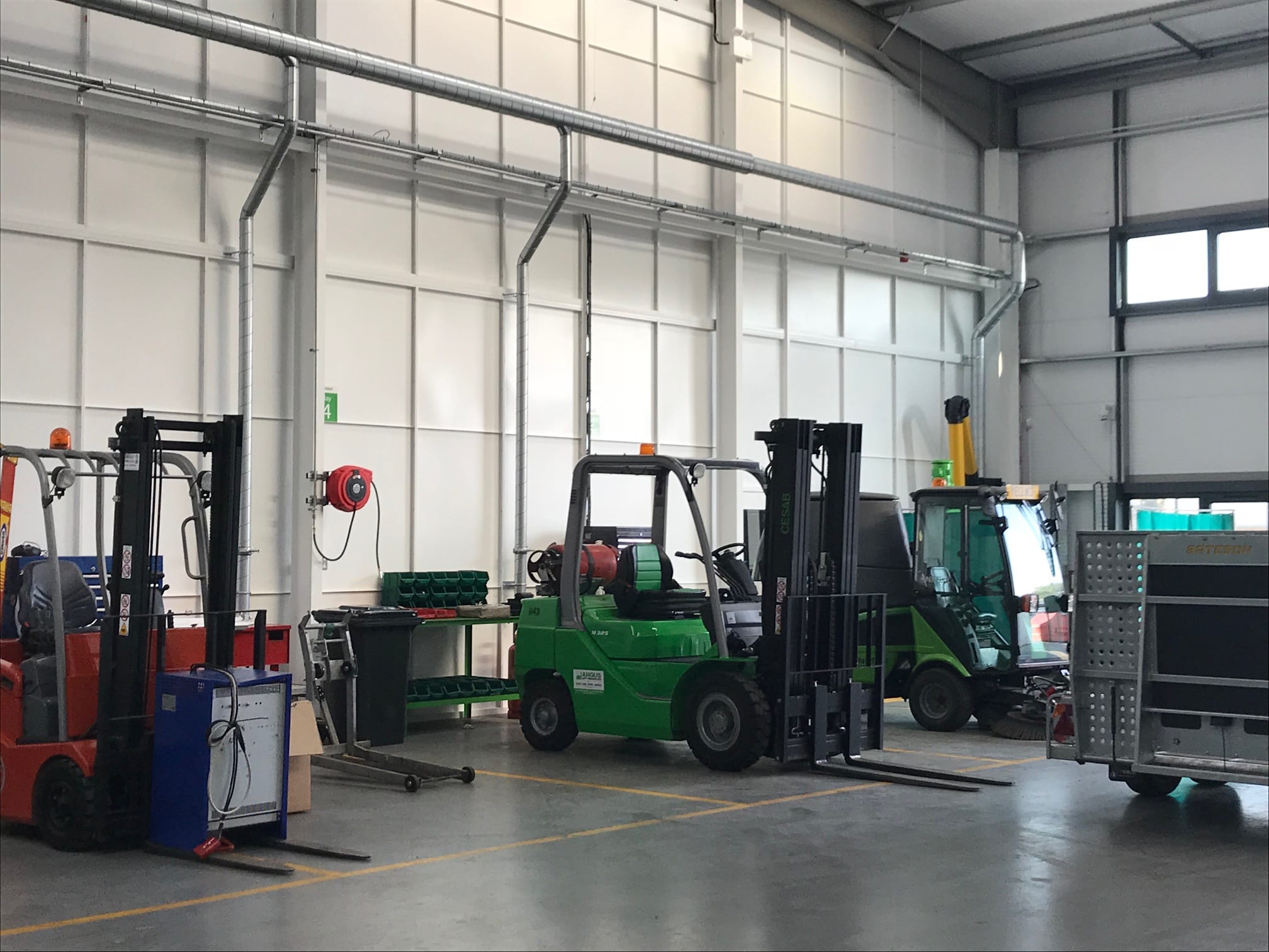 AngusLift's tweet card. A guide to "How to buy a Refurbished Forklift": Benefits, Parts, Refurbishment process, Inspections, and more!