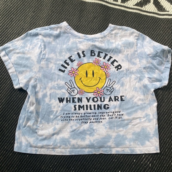 geeko_friendly's tweet card. Electric pink crop top with positive vibes message