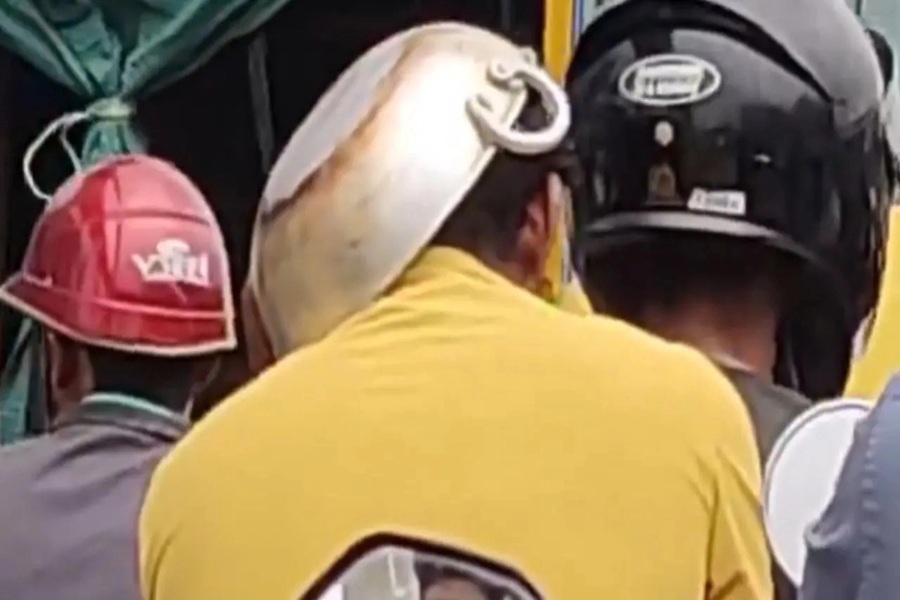 ApniDigiDiary's tweet card. पिछले कुछ दिनों से एक तस्वीर सोशल मीडिया और मीडिया पर काफी सुर्खियों में है। यह तस्वीर बेंगलुरू की बताई जाती है। इसमें एक मोटरसाइकिल पर पीछे बैठा शख्स हैलमेट की जगह सिर पर कड़ाही रखे हुए है! वह भी...