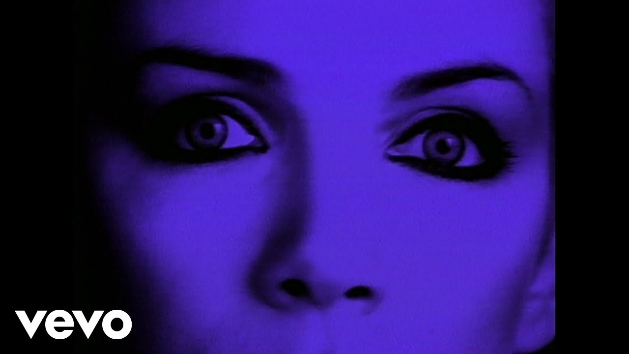 Eye_AM_Delphi's tweet card. Eurythmics, Annie Lennox, Dave Stewart - Sweet Dreams (Are Made Of...