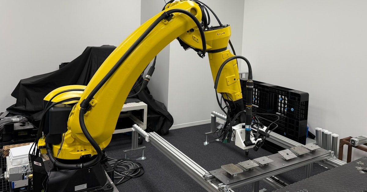 robot_colab's tweet card. 産業用ロボットを制御するAI（人工知能）を開発するスタートアップのコラボ（川崎市）は3億円超を調達した。ベンチャーキャピタル（VC）のコーラル・キャピタルが第三者割当増資を引き受けた。調達した資金でAIやロボットのエンジニアを増員する。コラボのAIは細かな動作を教えなくても正確にロボットを制御し、ネジ締めなどの作業が