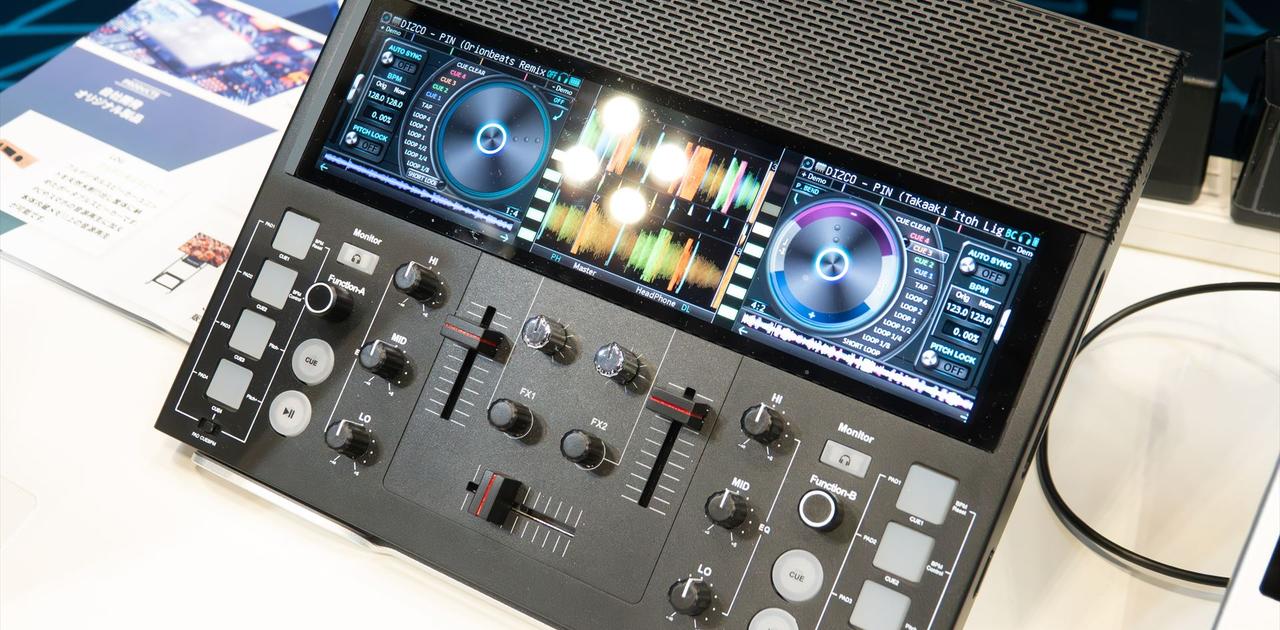 miyazaki_ishere's tweet card. コイツ持ってくだけで、どこでもLet'sパーティだ！コントローラ、タッチパネルディスプレイにスピーカー。DJプレイに必要な要素がA4サイズにまとまりました。仙台のデジタルオーディオメーカー、ミューシグナルのブースにあったのは、そんなオールインワンDJシステム｢FJ1｣のプロトタイプです。 じつはコレ、2017年に登場した｢GODJ Plus｣の後継機といえる存在なのです。GODJ Plusも単体