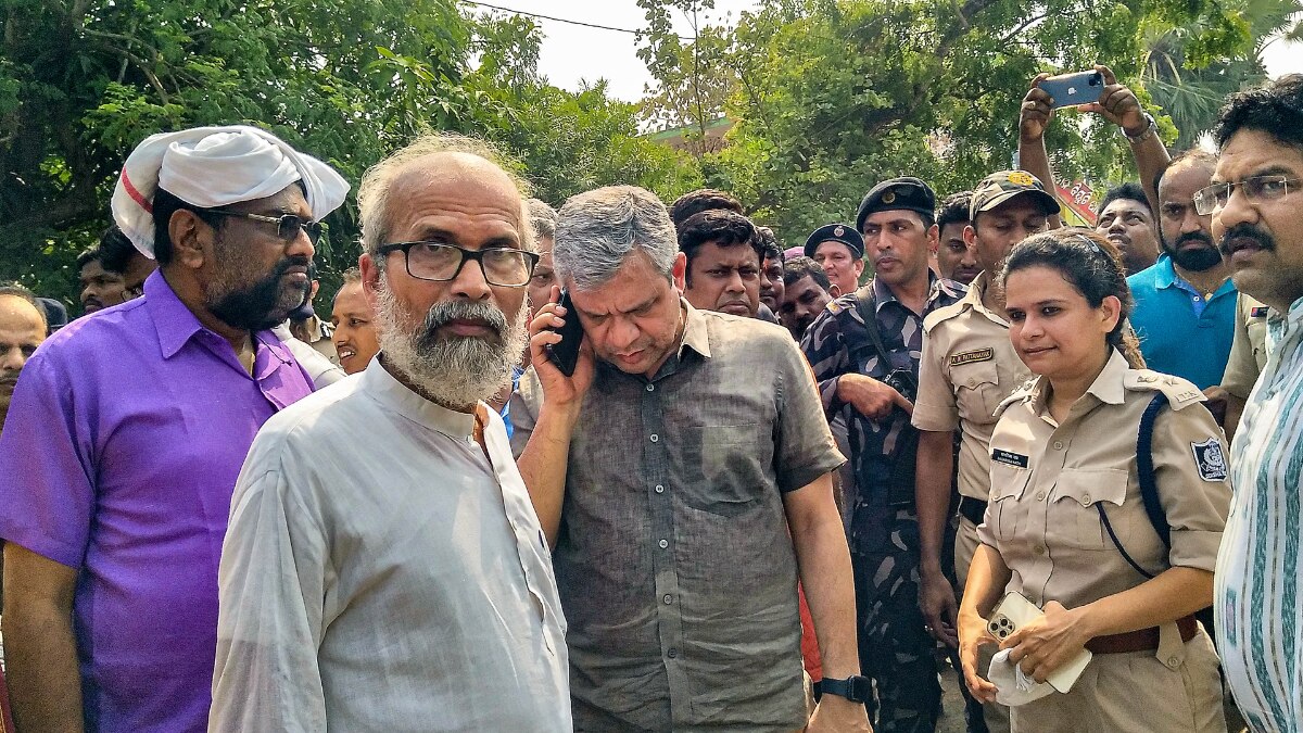 aajtak's tweet card. रेल मंत्री अश्विनी वैष्णव ने आज एक बार फिर बालासोर ट्रेन दुर्घटनास्थल पर चल रहे मरम्मत कार्य का निरीक्षण किया. उन्होंने कहा कि लवे सुरक्षा आयुक्त ने मामले की जांच की है। हादसे के कारण का पता लग गया...