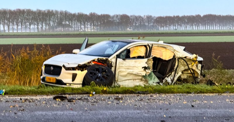 Ernstig ongeval tussen vrachtwagen, busje en auto in Biddinghuizen