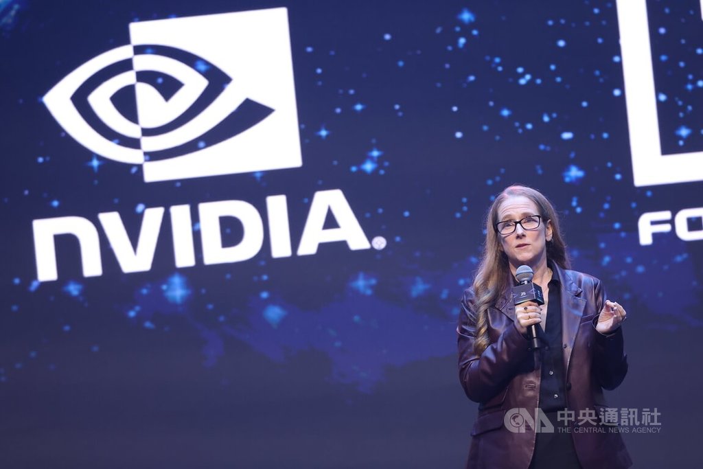 dnystedt's tweet card. 鴻海科技日今天登場，鴻海亞灣超算執行長姚延宗宣布，集團與輝達（NVIDIA）密切合作，2026年上半年將在台灣部署27兆瓦的GB300資料中心，將是台灣最大的AI超級運算中心，也是亞洲首座GB300AI資料中心，藉此落實主權AI。