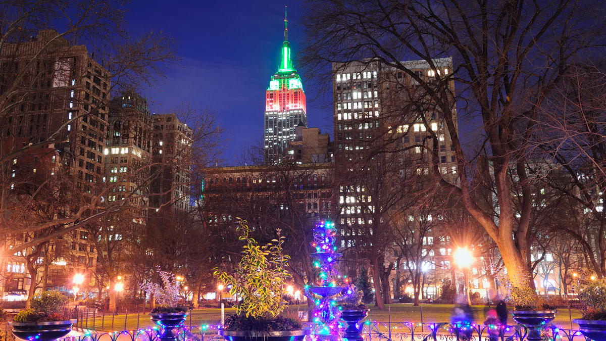TinybeansLocal's tweet card. The best Christmas lights and decorations near New York City, including Macy's windows, the Rockefeller Center tree, and holiday festivals!