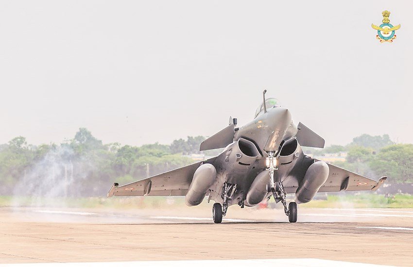 RahulGandhi's tweet card. रक्षा मंत्रालय ने राफेल डील से जुड़ी किसी भी तरह की जानकारी सीएजी को देने से मना कर दिया है। ऑडिट में शामिल अधिकारियों के अनुसार, रक्षा मंत्रालय ने सीएजी को बताया है कि राफेल की फ्रांसीसी निर्माता...