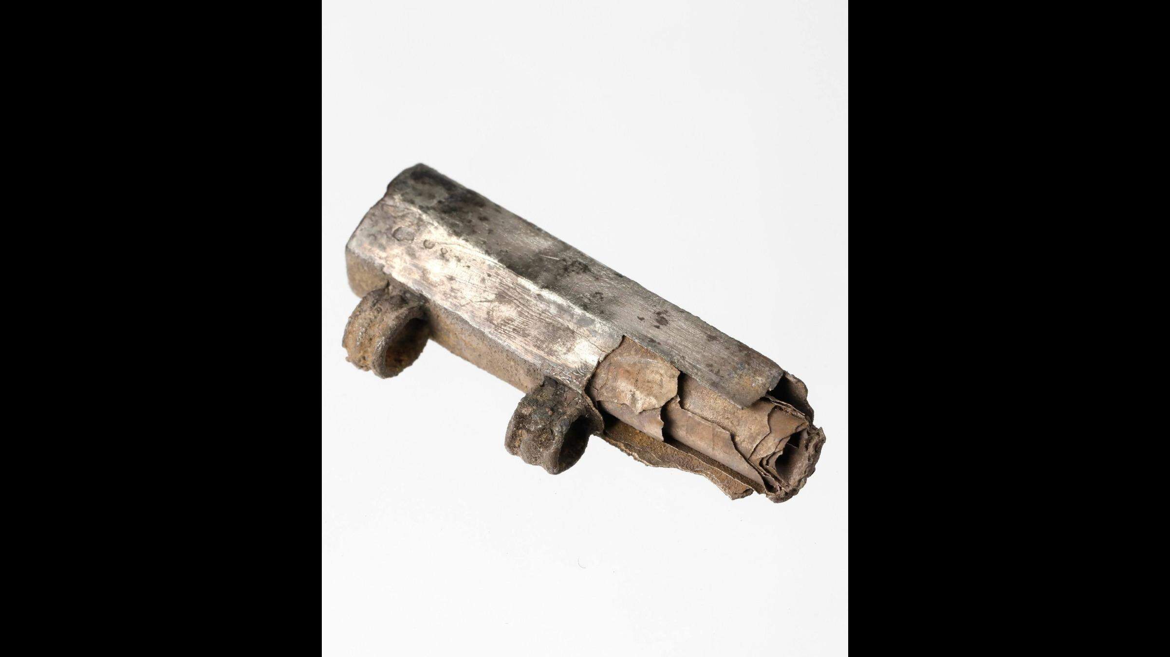 ShellMiddy's tweet card. German archaeologists spent years trying to read a fragile silver scroll found inside the amulet. They finally succeeded.