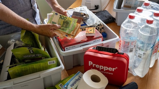 danielverlaan's tweet card. Een gratis noodpakket ter waarde van 200 euro, uit naam van de overheid. Dat klinkt goed, maar het is toch echt nep: cybercriminelen sturen de laatste tijd veel phishingberichten over zo'n gratis...