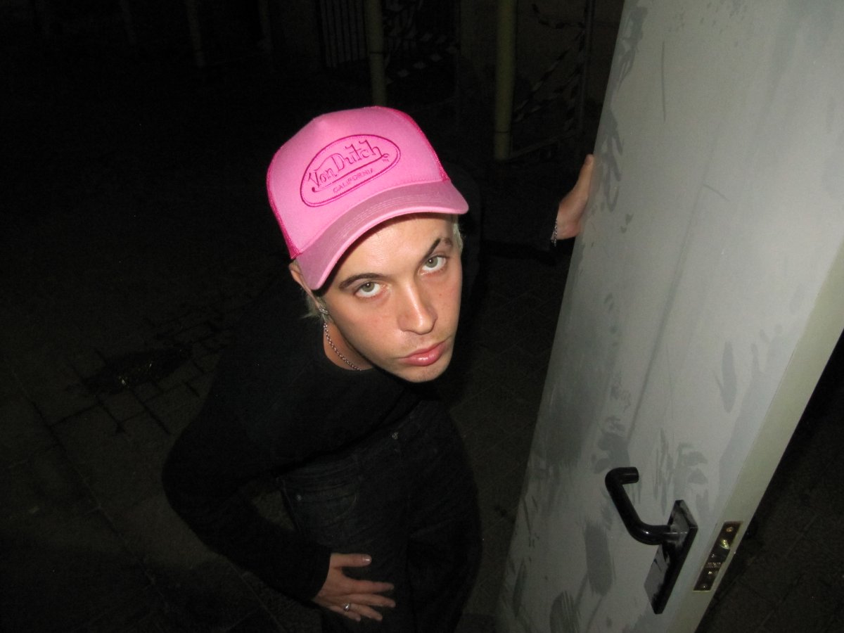 ycomMUSICA's tweet card. Entre capes acústiques, ambientals i el seu ja icònic “Listen”, l’artista signa un retorn delicat i profundament emocional