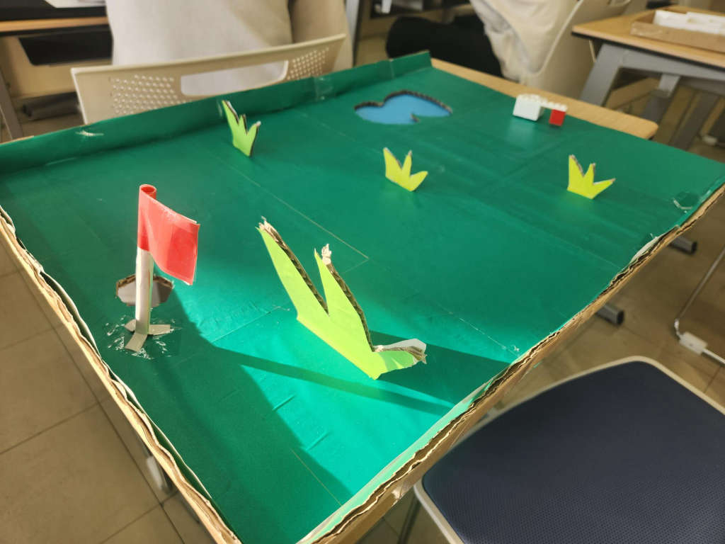 ProtoPedianet's tweet card. ソニーの「toio」、段ボール、折り紙を使用して迷路、ゴルフ、ボーリングを作成しました。進んで回って楽しく遊べるゲームになっています。