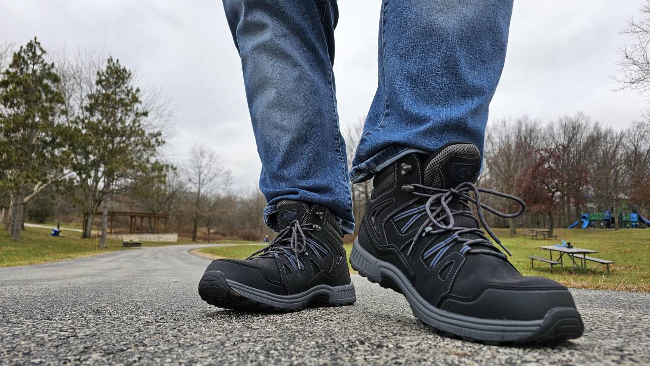 ManTripping's tweet card. proper fit prevents back pain and boosts confidence. Learn how shoe selection impacts posture and energy levels. Perfect for active professionals seeking comfort with proven biomechanics.