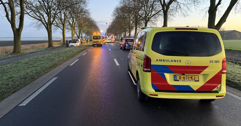 Frontale botsing op Rietweg in Dronten, één zwaargewonde