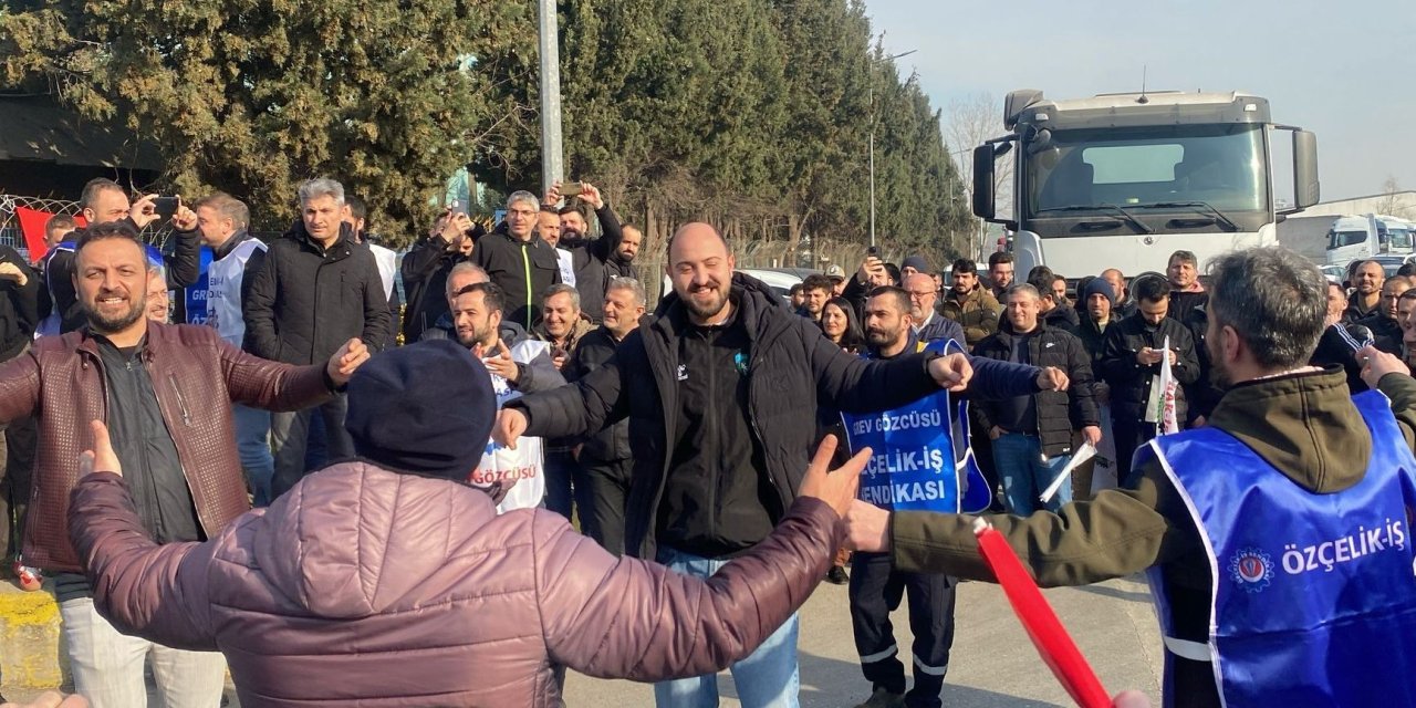 TigrisHaber's tweet card. İşçilerin servis ve yemeklerini kesmesi, kışlık elbise haklarını yerine getirmemesi ile anılan Tezcan Galvaniz'de işçiler greve çıktı.