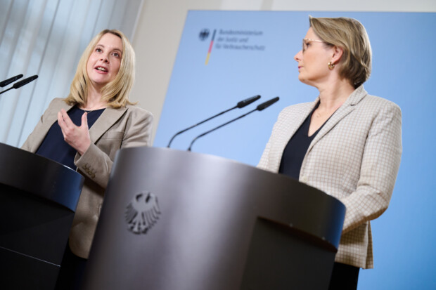 codemonks_post's tweet card. Fachministerin Verena Hubertz kündigt den Bauturbo an. Schon wieder. Doch sie braucht Ankündigungen, um von den real existierenden Folgen ihrer Politik abzulenken. Dazu gehört unter anderem, dass...