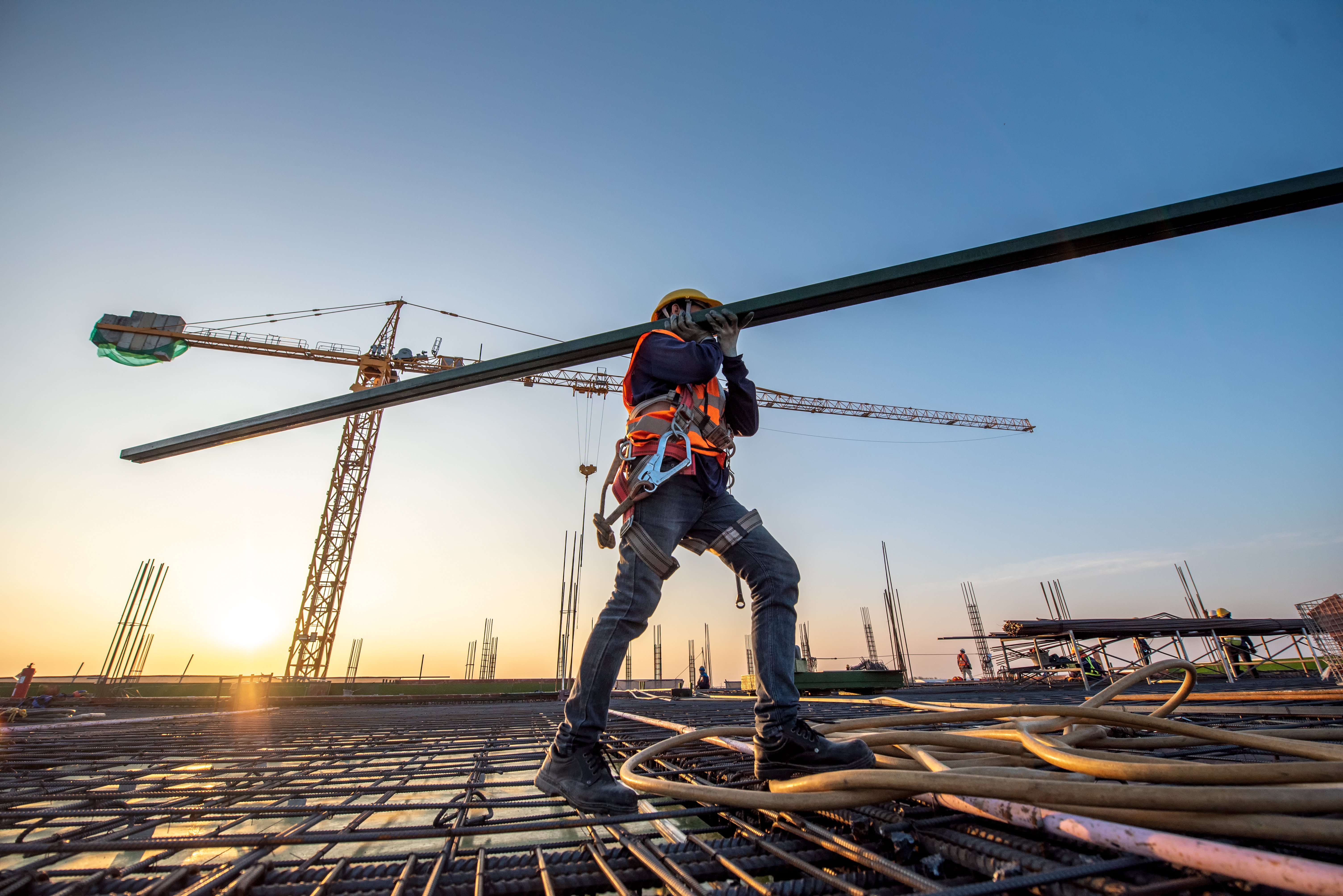 SafetyVue's tweet card. Ensure construction site safety and legal compliance with these 10 best practices for navigating regulations and maintaining documentation.