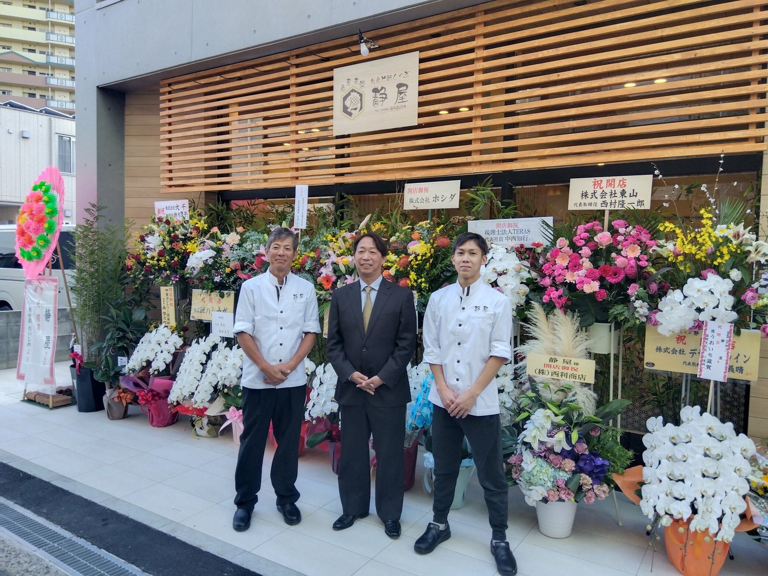 PRTIMES_STORY's tweet card. 魚のプロが海なし県で挑む「ここが滋賀の海」（写真左から料理長　辻・株式会社マリングレイス代表取締役　田中・店長　田邊）「魚屋直営 旬魚と鯛しゃぶ 静屋（しずや）」──2025年11月、滋賀県草津市にオープンした、...