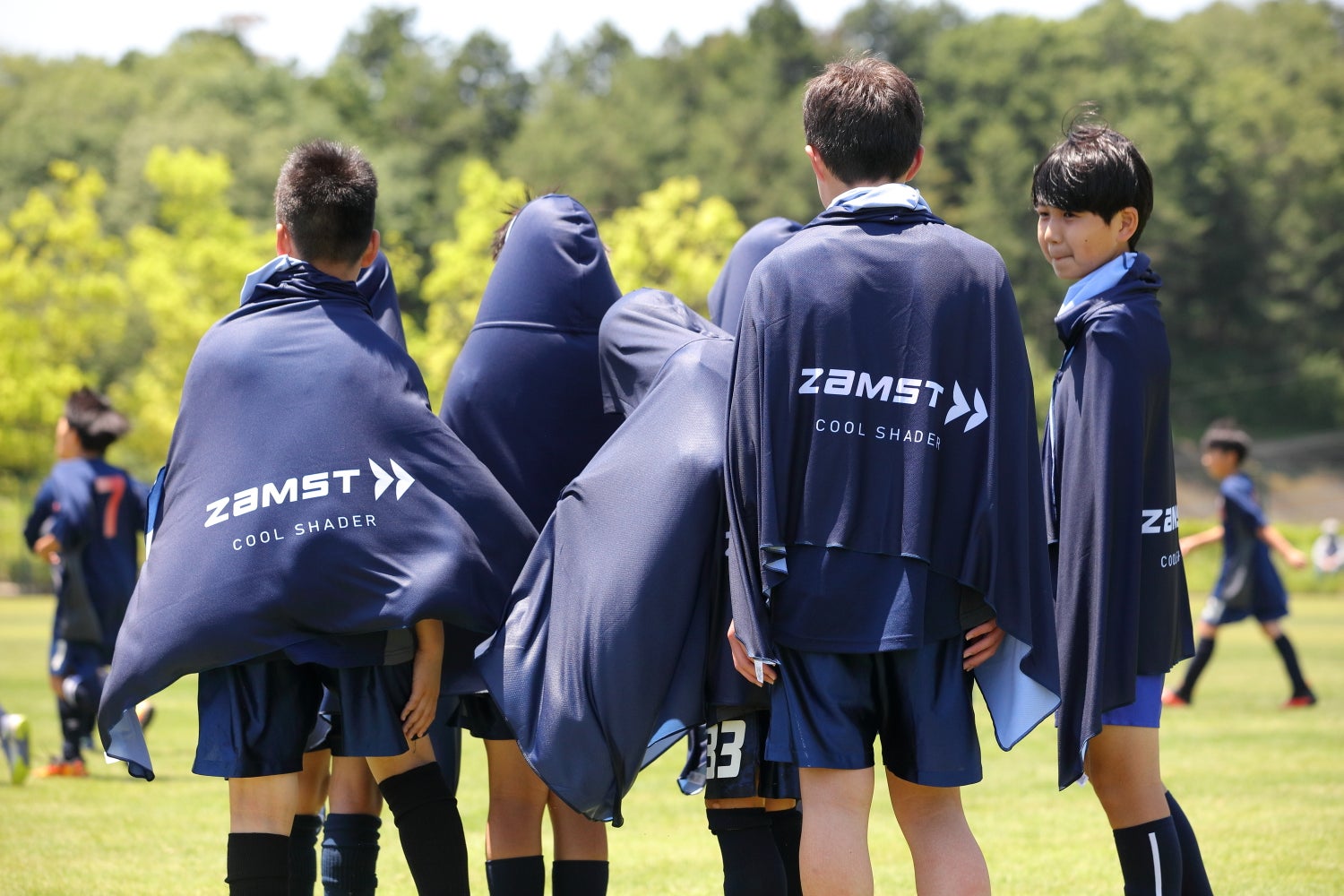 PRTIMES_STORY's tweet card. 「真夏のスポーツ活動が、つらくなくなった」——そんな声が、全国のスポーツ現場から届いている。ザムストが2020年に発売した冷感ポンチョ「COOL SHADER(クールシェイダー)」は、スポーツ選手や応援席の保護者を中心に支...