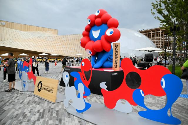 hiroyoshimura's tweet card. 　大阪府と大阪市は21日、大阪・関西万博の会場で来場者を迎えた2体のミャクミャク像の移設に伴って29日に開かれる「ミャクミャク旅立ちセレモニー」の詳細を発表した。式典は万博を盛り上げたミャクミャクに