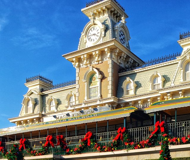 nikki_1029's tweet card. What’s better than waking up on Thanksgiving morning to learn you’re going to Walt Disney World? Surprising your cousins during their vacation! They visit every other year at Thanksgivi…