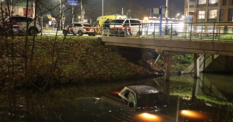 Auto te water aan de Kralingseweg, bestuurder naar ziekenhuis