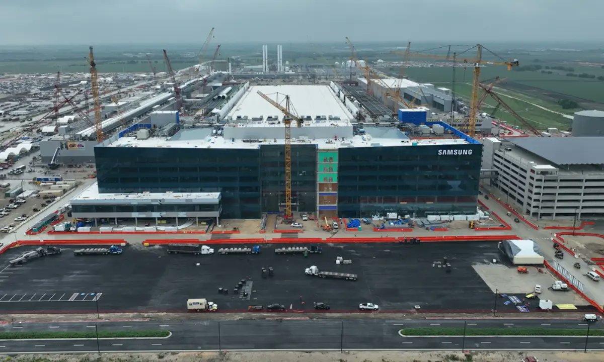 SamLoverBlog's tweet card. Samsung to perform $1.9 billion investment in its semiconductor chip plant in Austin, which seems to be mass producing camera sensors for Apple.