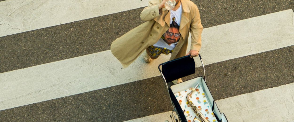 El_Plural's tweet card. ENTREVISTA| Escandaloso Xpósito: "Si Dios es lo contrario a ser un hijo de puta, creo en él"