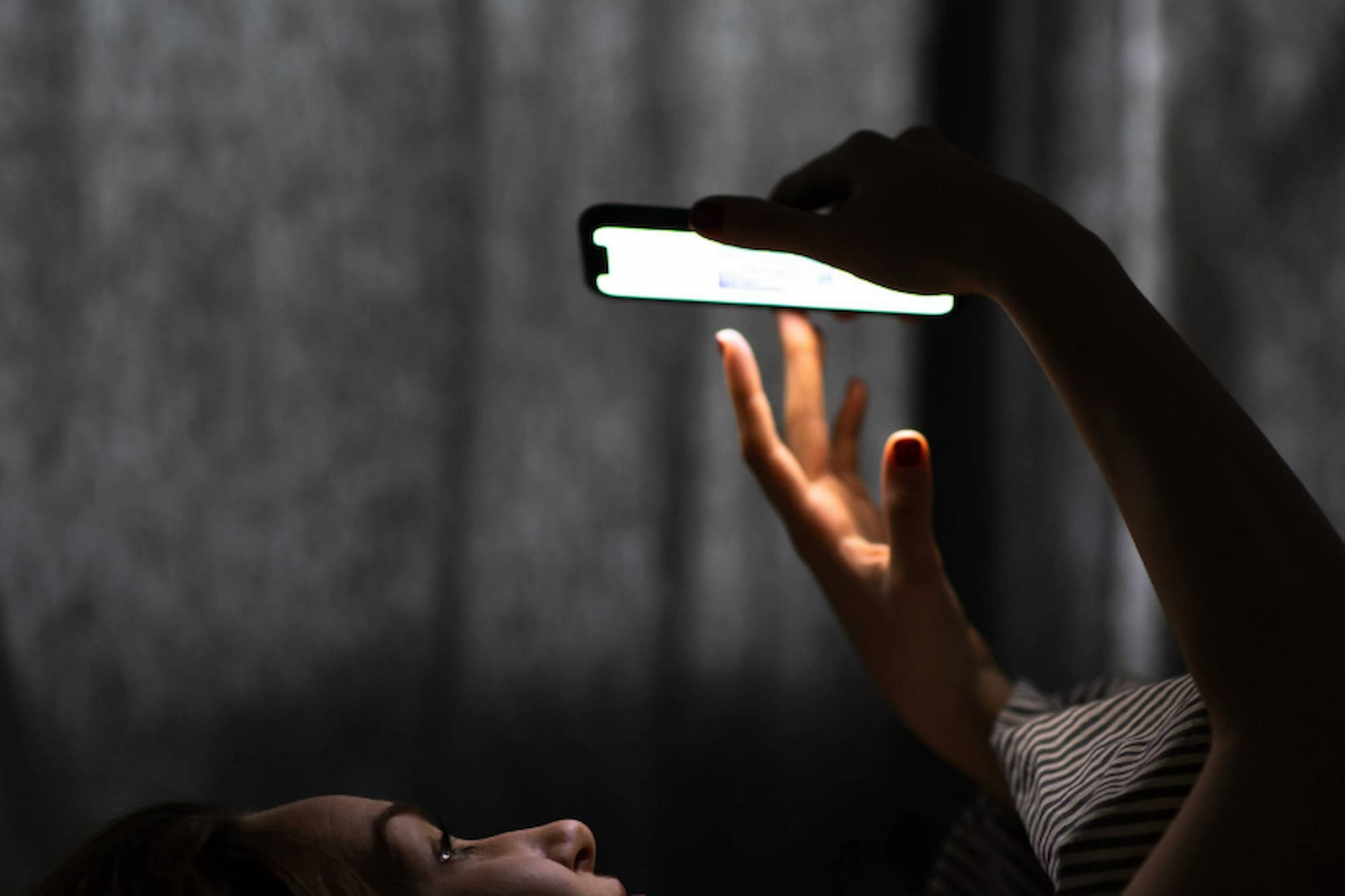 exploring_sh's tweet card. Selvmords- og selvskadeindhold florerer stadig på Instagram. En ny analyse afslører store svigt i moderationen. Læs, hvorfor indsatsen stadig fejler markant.