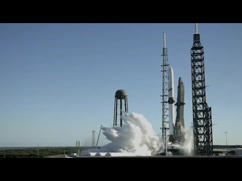 CosmosBGWebsite's tweet card. Ракетата Ню Глен на Блу Ориджин излетя успешно и върна на Земята...