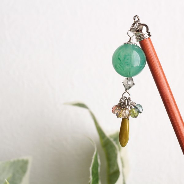 Tentomushishop's tweet card. 2,700円 | 人気の『かぜのね』のいろはシリーズです。価格は¥2700マーブル模様の入ったグリーンのアクリルビーズをメインにした風鈴をイメージした作品です。楽しく色をミックスしたチェコFPとアンティークな風合いのグリーンのチェコダガービーズが揺れます。和装にはもちろん、普段...