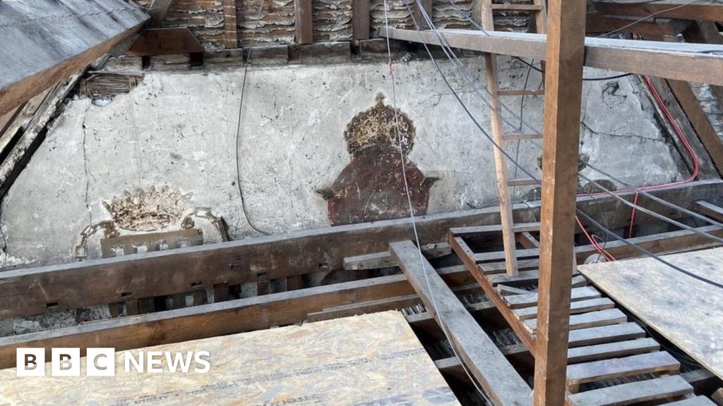 ticiaverveer's tweet card. The motifs found in the roof space are thought to be an early example of 'Tudor marketing'.