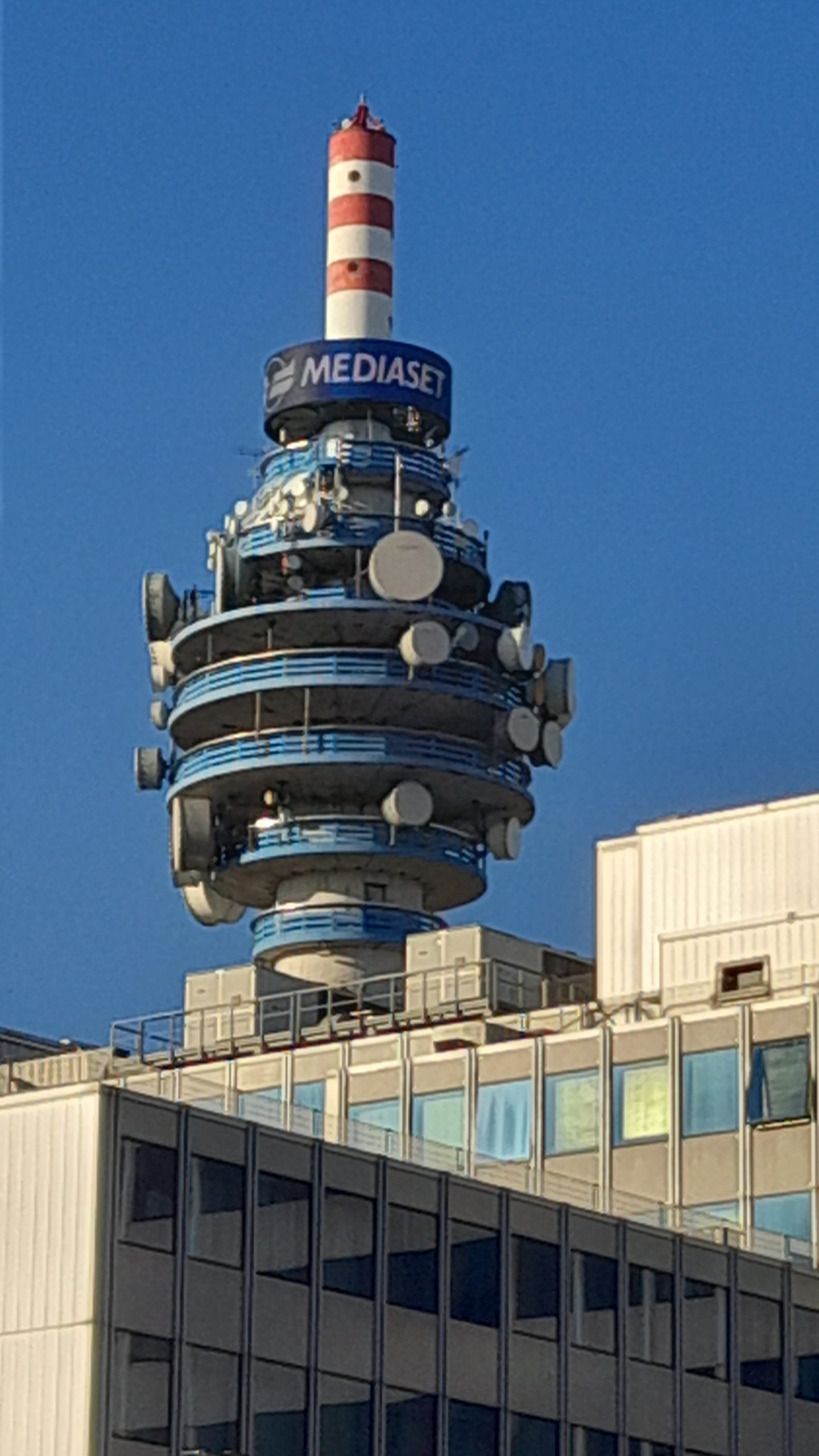 Tv3Blog's tweet card. Mfe-Mediaset chiude i primi nove mesi 2025 con utile in crescita, ricavi stabili e raccolta pubblicitaria positiva in Italia.