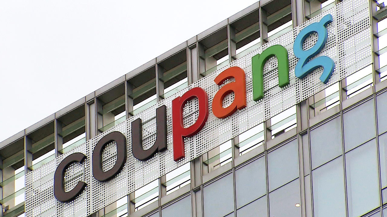 SBSBiznews's tweet card. [앵커]쿠팡에서 고객 4500여 명의 개인정보가 노출되는 사고가 발생했습니다.통신사들의 잇단 해킹 사고 여파가 채 가시기도 전에, 보안 이슈가 불거지는 모습입니다.조슬기 기자와 자세히 알아보겠습니다.쿠팡 고객 4천500여 명의 개인정보가 유출됐다고요?[기자]쿠팡이 어제(20일) 저녁 긴급 공지를 통해 자사 고객 개인정보 유출 소식을 전…