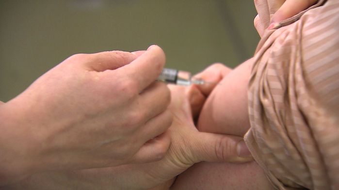 SBSBiznews's tweet card. 인플루엔자(독감) 환자가 학령기 청소년을 중심으로 최근 4주 내내 증가해 작년 이맘때의 14배 수준에 이르렀습니다.오늘(21일) 질병관리청에 따르면 올해 46주 차(11월 9∼15일) 의원급 표본감시 의료기관 300곳을 찾은 외래환자 1천명당 독감 증상을 보인 의심 환자는 66.3명으로, 직전 주(50.7명)보다 30.8% 증가했습니다.1천명…