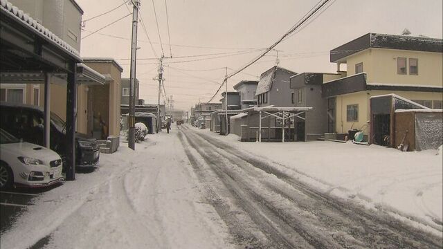 HTB_news's tweet card. ２１日あさ、旭川市の住宅地でクマのような足跡が見つかり、付近の小学校では保護者付き添いでの下校が行われました。永山友菜記者）「多くの住宅が立ち並ぶこちらの住宅地で、クマの足跡のようなものが見つかりま…