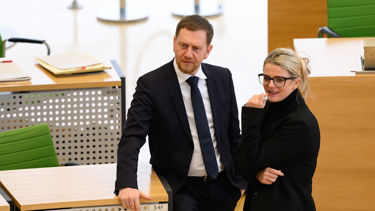 JonMahlzahn's tweet card. Die sächsischen Regierungsparteien CDU und SPD sind auf eine Zusammenarbeit mit der Opposition angewiesen. Linke und Grüne sind damit nicht zufrieden – und fordern Änderungen.