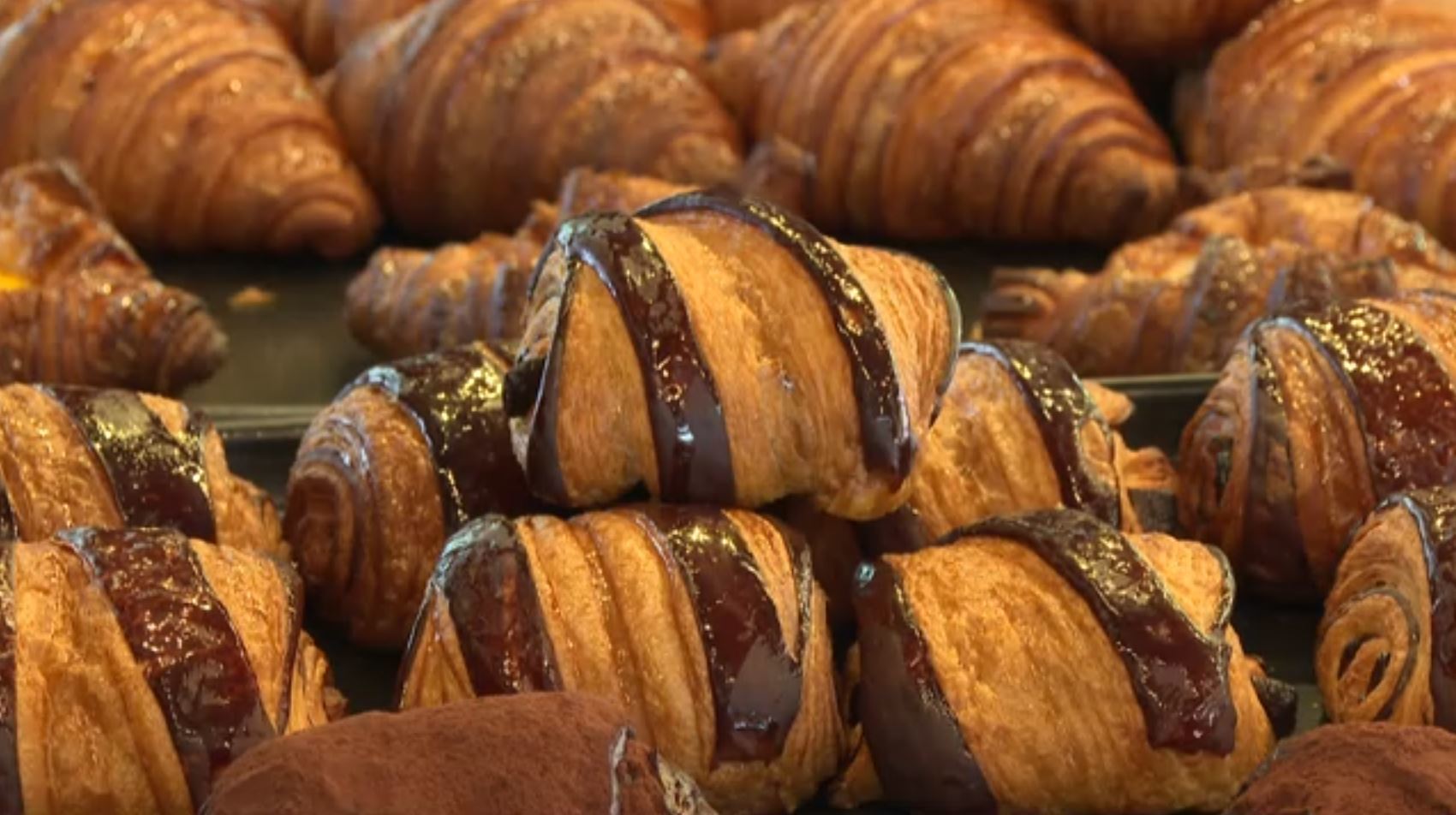 SBSBiznews's tweet card. [앵커]연초부터 시작된 먹거리 물가 불안이 가라앉질 않으면서 최근 정부가 식품업계의 가격 설정에 불편한 기색을 드러냈죠.남들 올리니 이때다 싶어 따라 올리는 것 아니냐는 인식이었는데, 이런 문제가 담합으로 인한 것 아니었냐는 의혹으로 번지는 모습입니다.취재기자 연결해 알아보겠습니다.신채연 기자, 대표적인 품목이 설탕과 밀가루인데, 설탕은 심지…