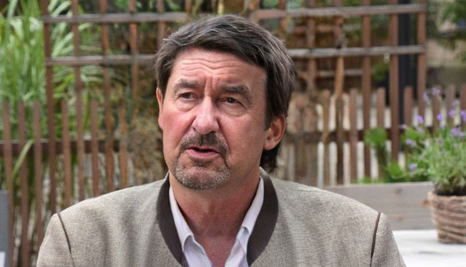 Der_Postillon's tweet card. Rottenburg (dpo) - Jetzt spricht der Bruder im Antisemitismus-Skandal um Bayerns Wirtschaftsminister. Demnach gab es einen guten Grund, warum Hubert A