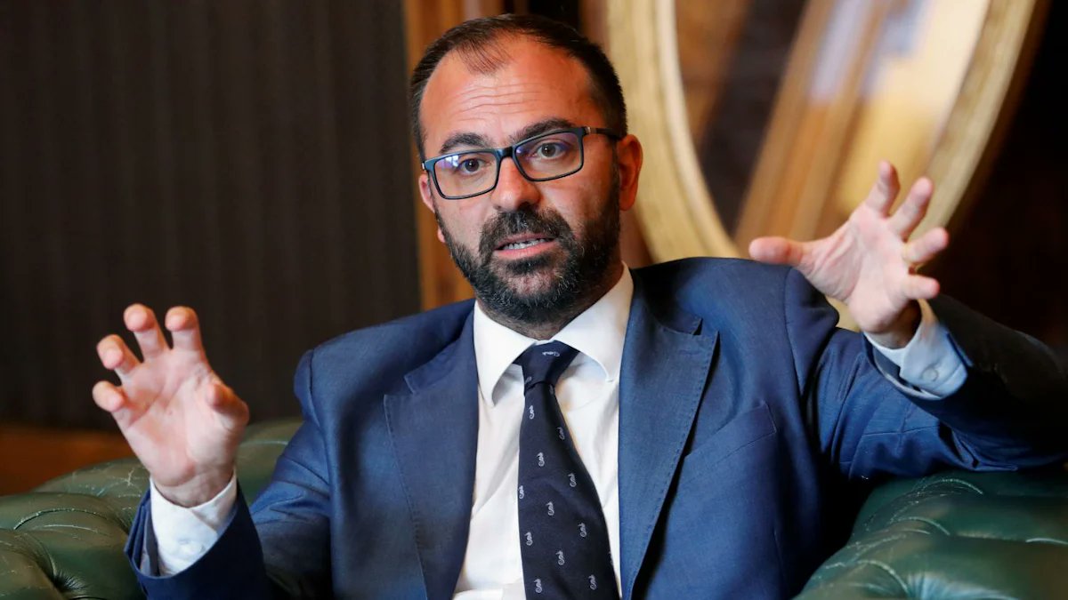 SZ_Bildung's tweet card. Schüler sollen sich künftig eine Stunde pro Woche mit dem Klimawandel befassen, kündigte Bildungsminister Lorenzo Fioramonti an.