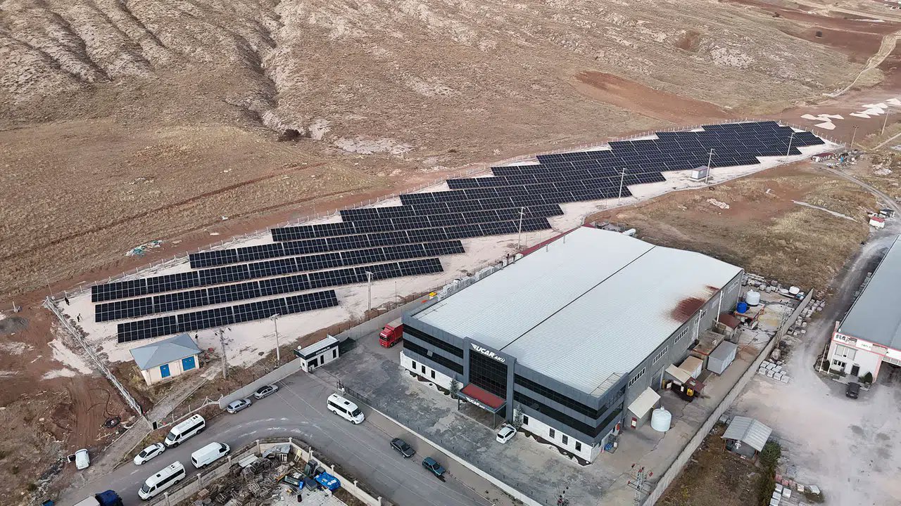 Sivasekspres's tweet card. Sivas 1. OSB, gölet ve ağaçlandırma projeleriyle çevreci bir OSB olmayı hedefliyor; binlerce fidan toprakla buluşacak, balıklar gölete bırakıldı, gelecek için doğaya yatırım yapılıyor.