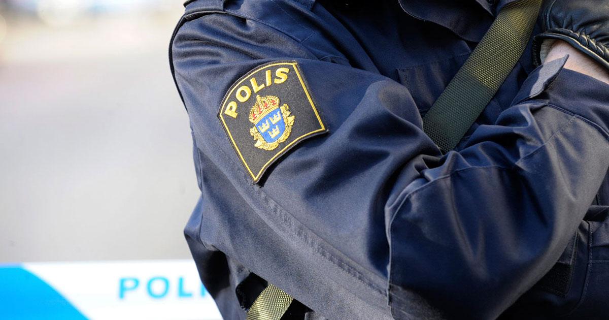 mr_engstrom's tweet card. När ett tåg rullade in på stationen i Laholm stod polisen redo. Tre minderåriga frihetsberövades och misstänkts nu för grovt vapenbrott och förberedelse till m