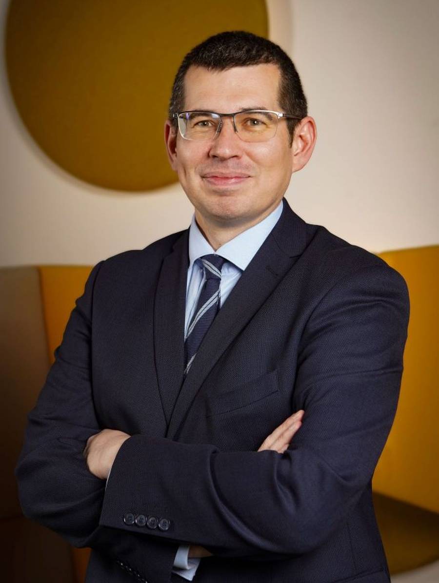 Advertising4URO's tweet card. În primele trei trimestre din 2025, piața românească de investiții imobiliare a înregistrat un volum total de peste 425 milioane euro, reprezentând 6% din tranzacțiile imobiliare realizate în...