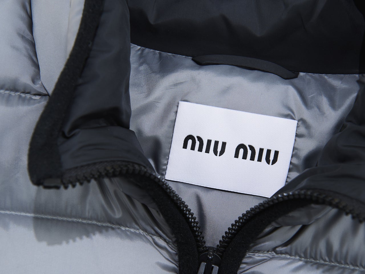 MENSNONNOJP's tweet card. 憧れブランド「MIU MIU(ミュウミュウ)」から、冬がやってくる前に手に入れておくべきダウンジャケットをご紹介。一見、シンプルに見えて、実は細部にさまざまなこだわりが詰め込まれた贅沢なダウンジャケッ ……