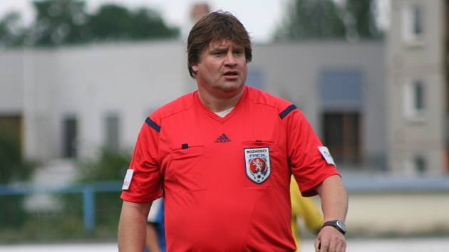 m_rumler's tweet card. Volby nového předsedy v Okresním fotbalovém svazu Praha-západ, které se konají 29. ledna, měly být klidnou záležitostí a počítalo se s tím, že bude opětovně zvolen Jan Rajnoch, bývalý úspěšný...