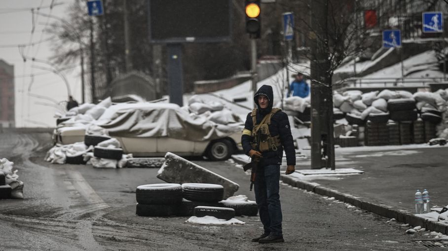 lequartdheureRF's tweet card. Kharkiv, Kherson, Marioupol... et bientôt Kiev ? Valentin Dunate, envoyé spécial de franceinfo en Ukraine, raconte au Quart d'Heure comment les habitants de la capitale se préparent à voir les forces...