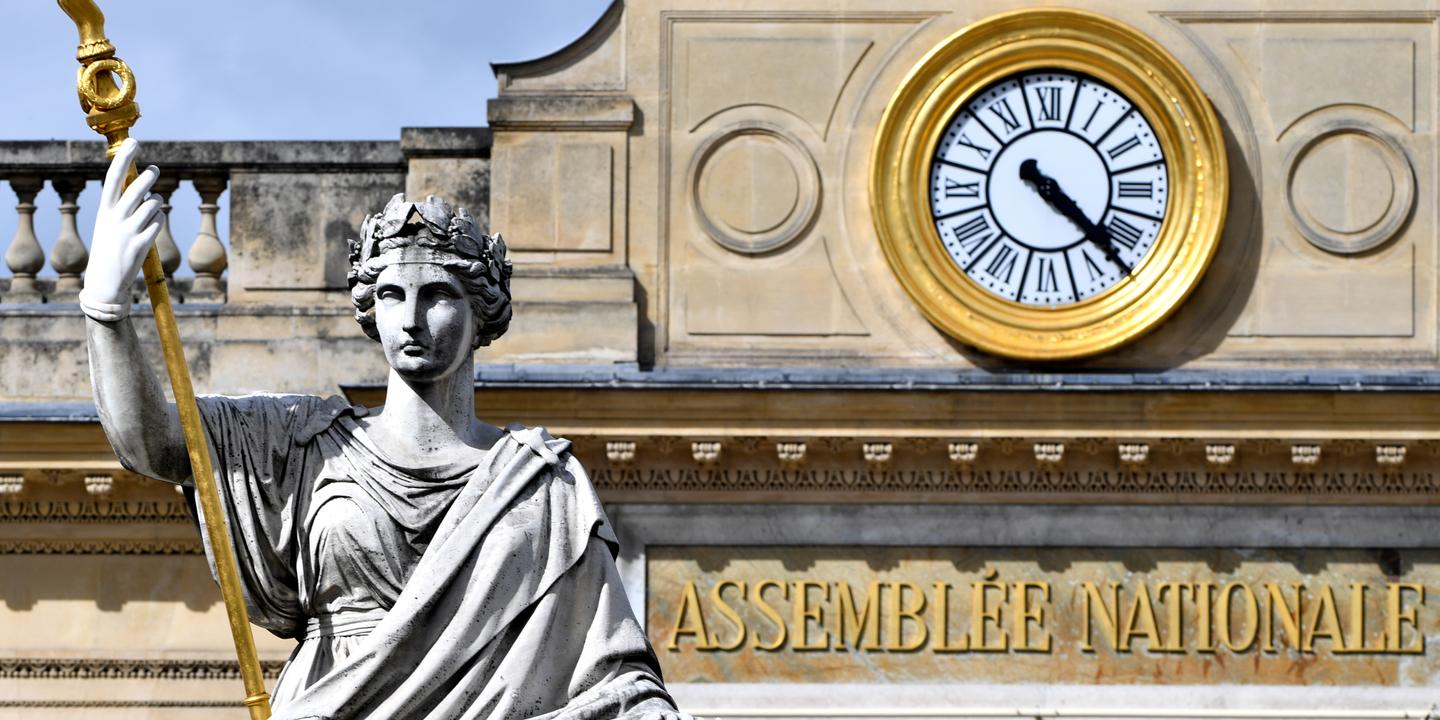 MathieuLechine's tweet card. La dotation matérielle des députés permet de financer les frais professionnels ou les trajets de taxi. Son augmentation de 15 % au 1er février est critiquée par certains élus, qui parlent d’« un...