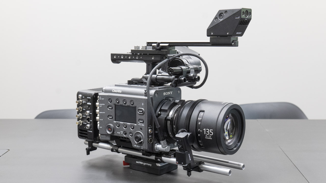 pronews's tweet card. バーチャルプロダクションをサポートするカメラトラッキングシステムソニーは、カメラトラッキングシステム「OCELLUS」を2025年秋に発売する。希望小売価格はオープン価格。想定価格は税込560万円前後。カメラトラッカーは、VFX制作に必要なカメラの位置、向き、レンズのフォーカス、絞りなどの情報を検出するデバイス。カメラトラッカーは、実写とCGの合成、LED背景を使用したバーチャルプロダクショ...