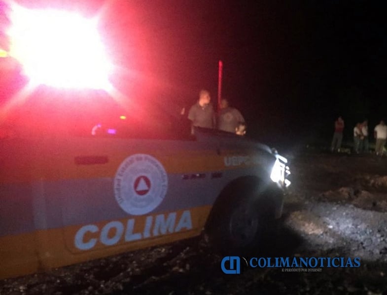 colimanoticias's tweet card. Juan Carlos Flores|CN COLIMANOTICIAS Colima, Col.- La autopista Colima-Manzanillo, en la altura de Puerta de Caleras, quedó bloqueada por un derrumbe de árboles. De acuerdo a reportes, el paso...